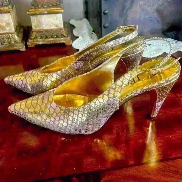 J Renee’ slingback pump. Snake embossed  8. Excellent condition . Gold/lavender - Picture 7 of 16